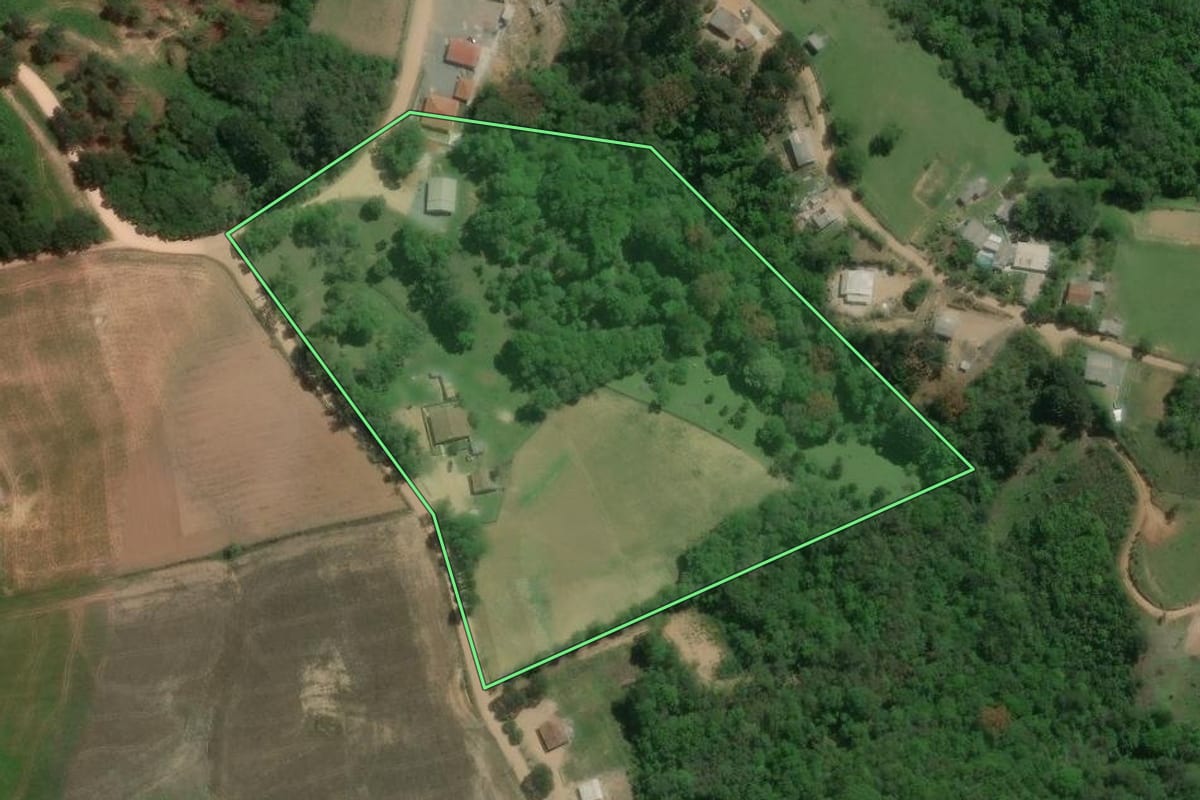 Imagem de satélite do imóvel rural em Quitandinha (PR), com o contorno declarado no CAR desenhado por cima.