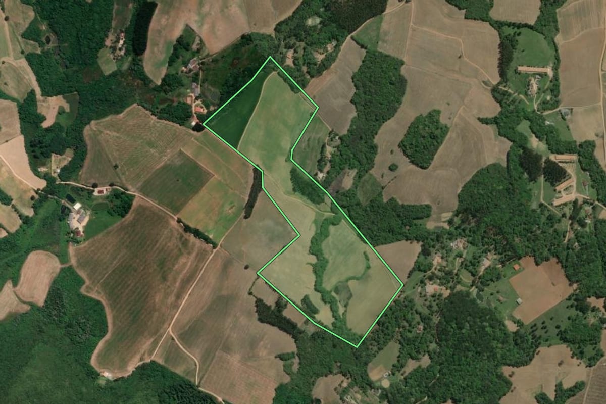 Imagem de satélite do imóvel rural em Quitandinha (PR), com o contorno declarado no CAR desenhado por cima.