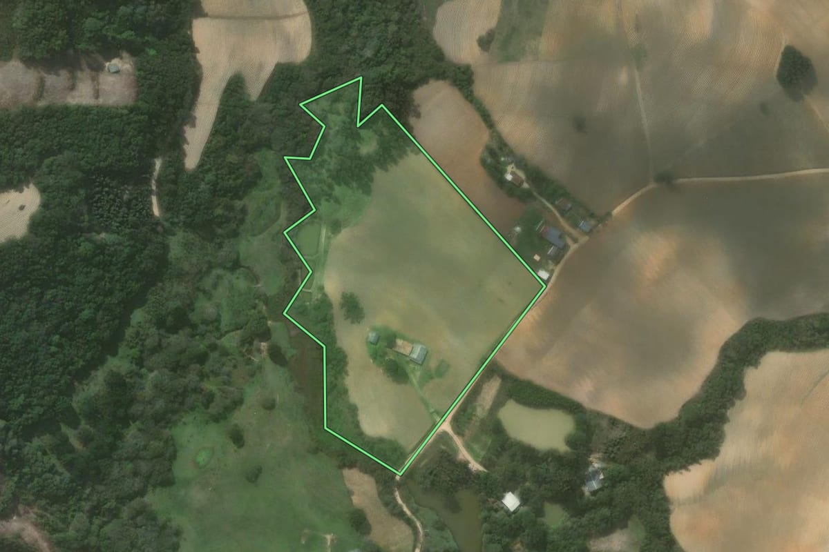Imagem de satélite do imóvel rural em Quitandinha (PR), com o contorno declarado no CAR desenhado por cima.