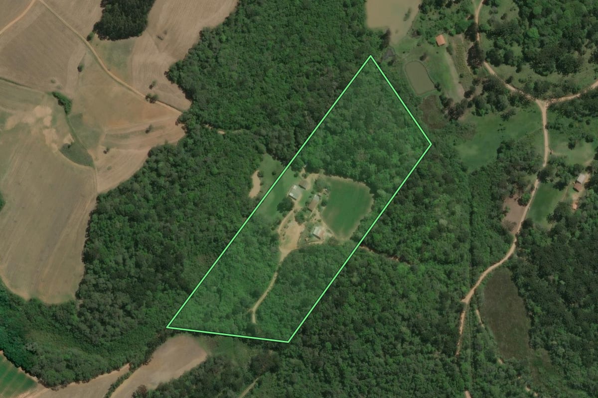 Imagem de satélite do imóvel rural em Quitandinha (PR), com o contorno declarado no CAR desenhado por cima.
