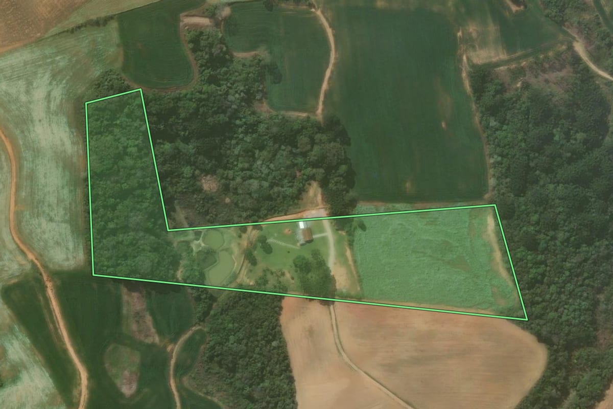 Imagem de satélite do imóvel rural em Quitandinha (PR), com o contorno declarado no CAR desenhado por cima.