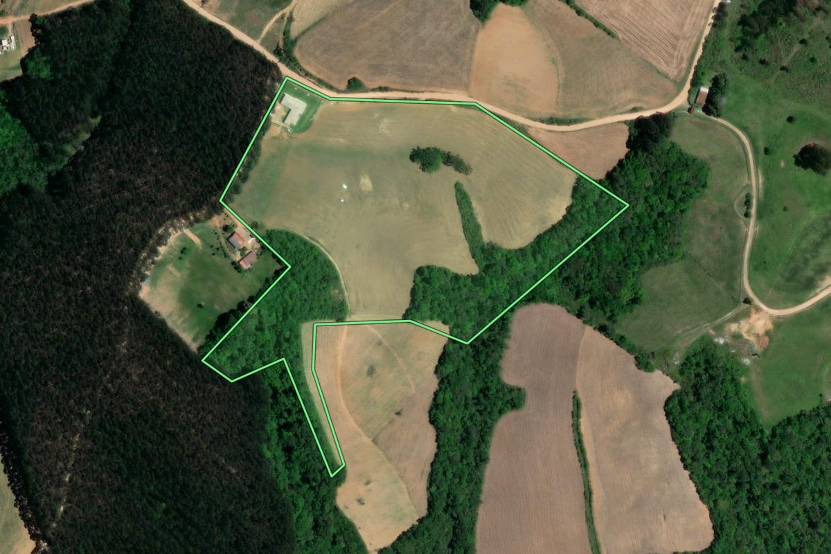 Imagem de satélite do imóvel rural em Quitandinha (PR), com o contorno declarado no CAR desenhado por cima.