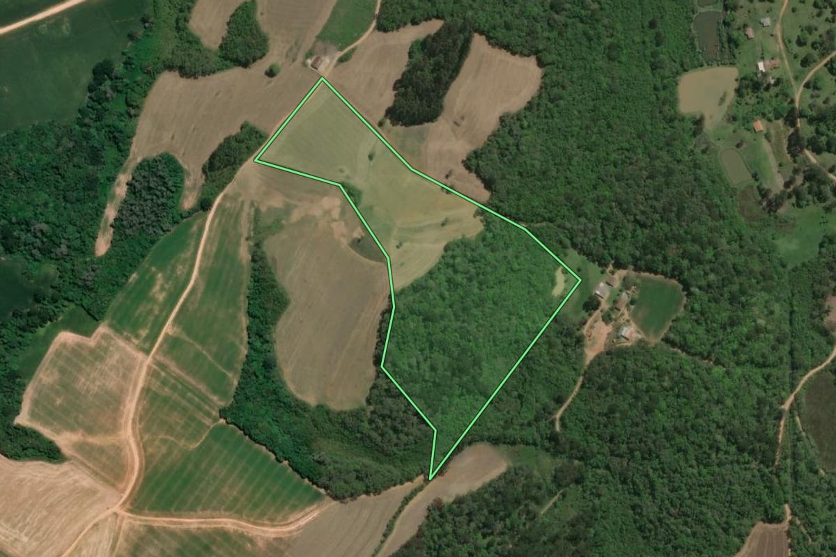 Imagem de satélite do imóvel rural em Quitandinha (PR), com o contorno declarado no CAR desenhado por cima.