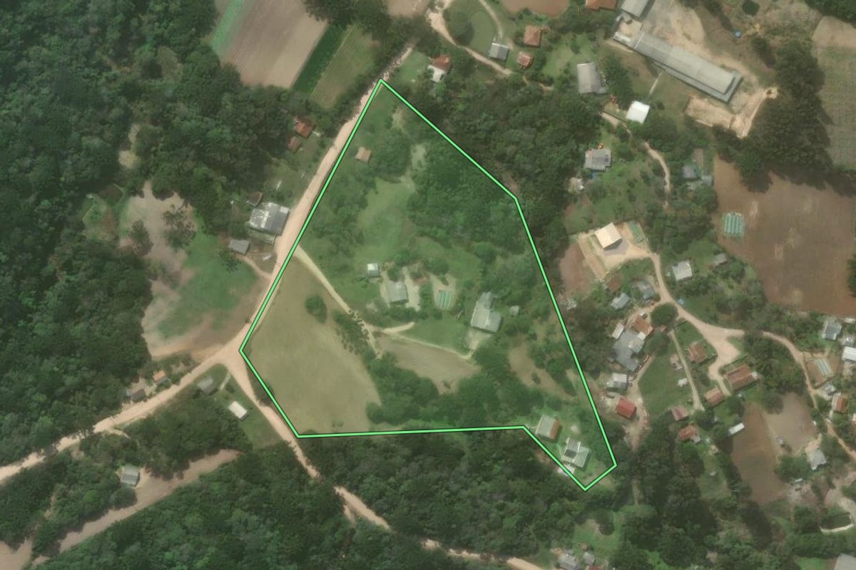 Imagem de satélite do imóvel rural em Quitandinha (PR), com o contorno declarado no CAR desenhado por cima.