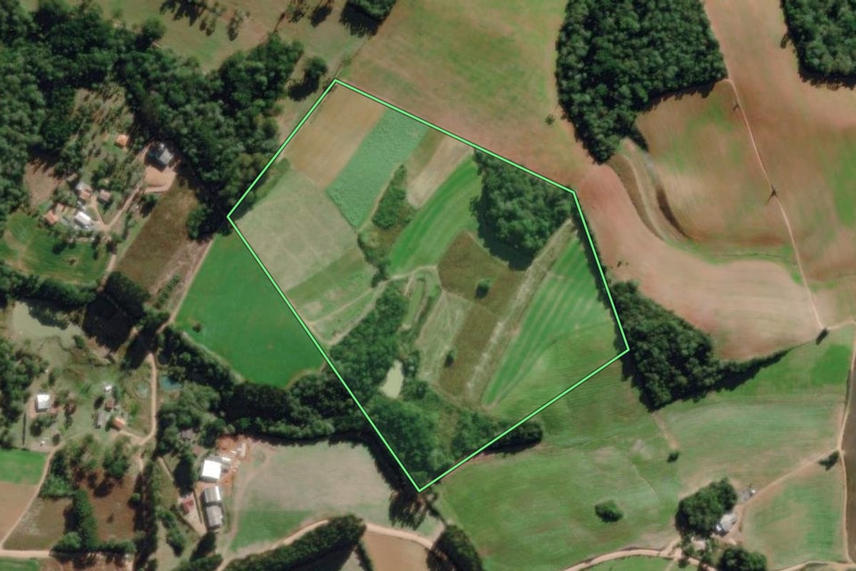 Imagem de satélite do imóvel rural em Quitandinha (PR), com o contorno declarado no CAR desenhado por cima.