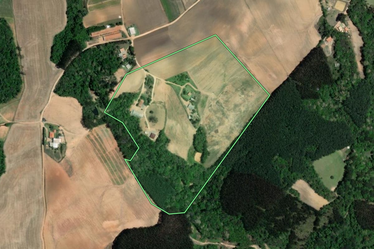 Imagem de satélite do imóvel rural em Quitandinha (PR), com o contorno declarado no CAR desenhado por cima.