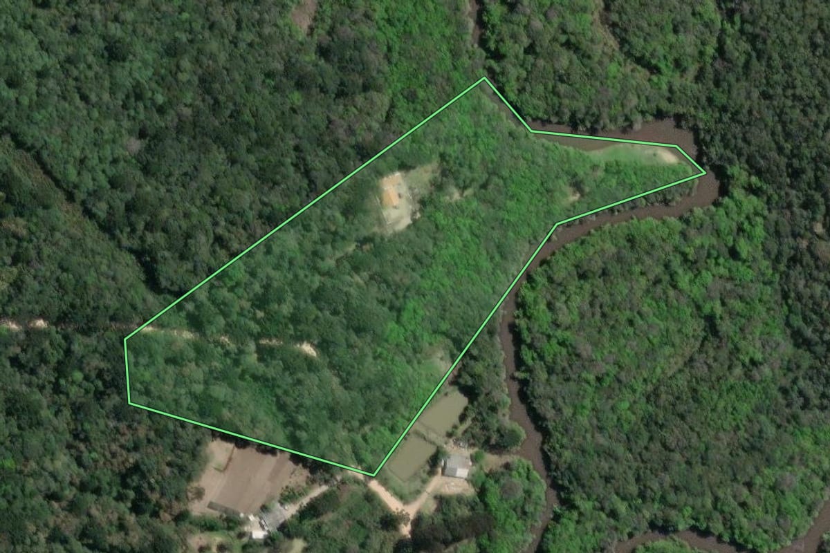 Imagem de satélite do imóvel rural em Quitandinha (PR), com o contorno declarado no CAR desenhado por cima.