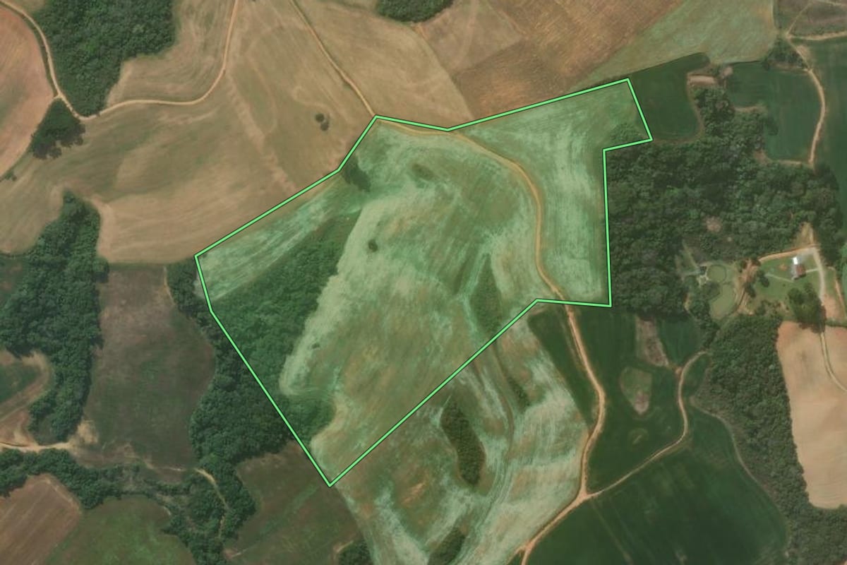 Imagem de satélite do imóvel rural em Quitandinha (PR), com o contorno declarado no CAR desenhado por cima.