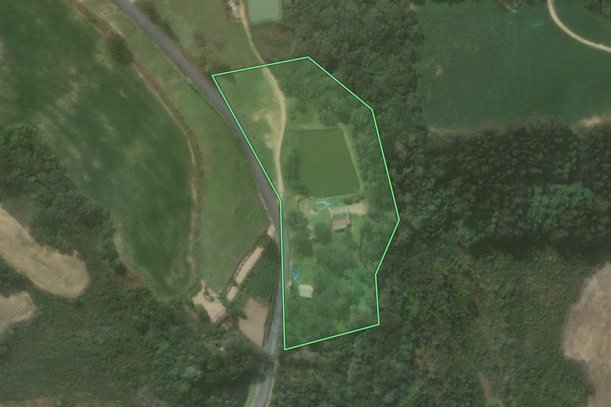 Imagem de satélite do imóvel rural em Quitandinha (PR), com o contorno declarado no CAR desenhado por cima.