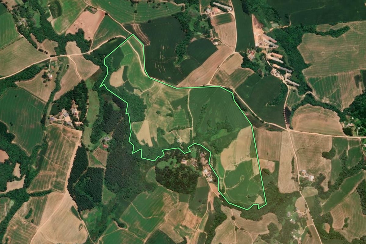 Imagem de satélite do imóvel rural em Quitandinha (PR), com o contorno declarado no CAR desenhado por cima.