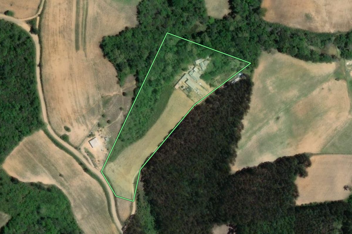 Imagem de satélite do imóvel rural em Quitandinha (PR), com o contorno declarado no CAR desenhado por cima.
