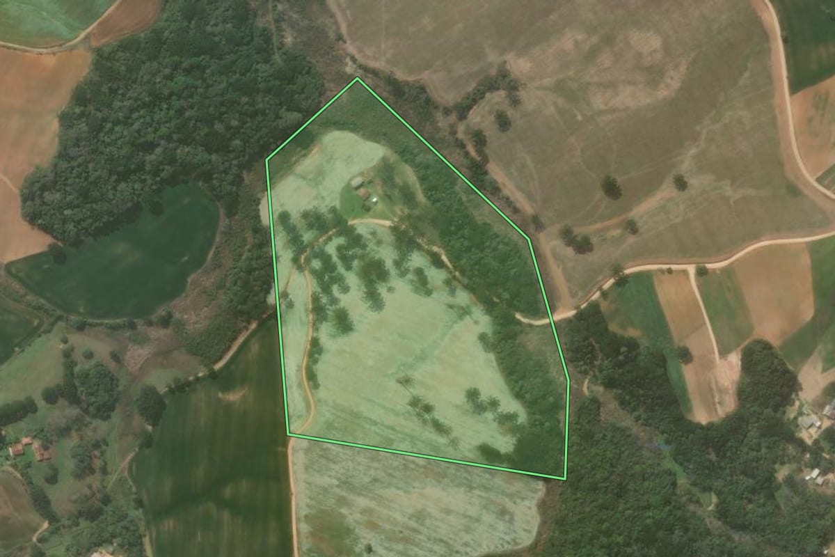 Imagem de satélite do imóvel rural em Quitandinha (PR), com o contorno declarado no CAR desenhado por cima.