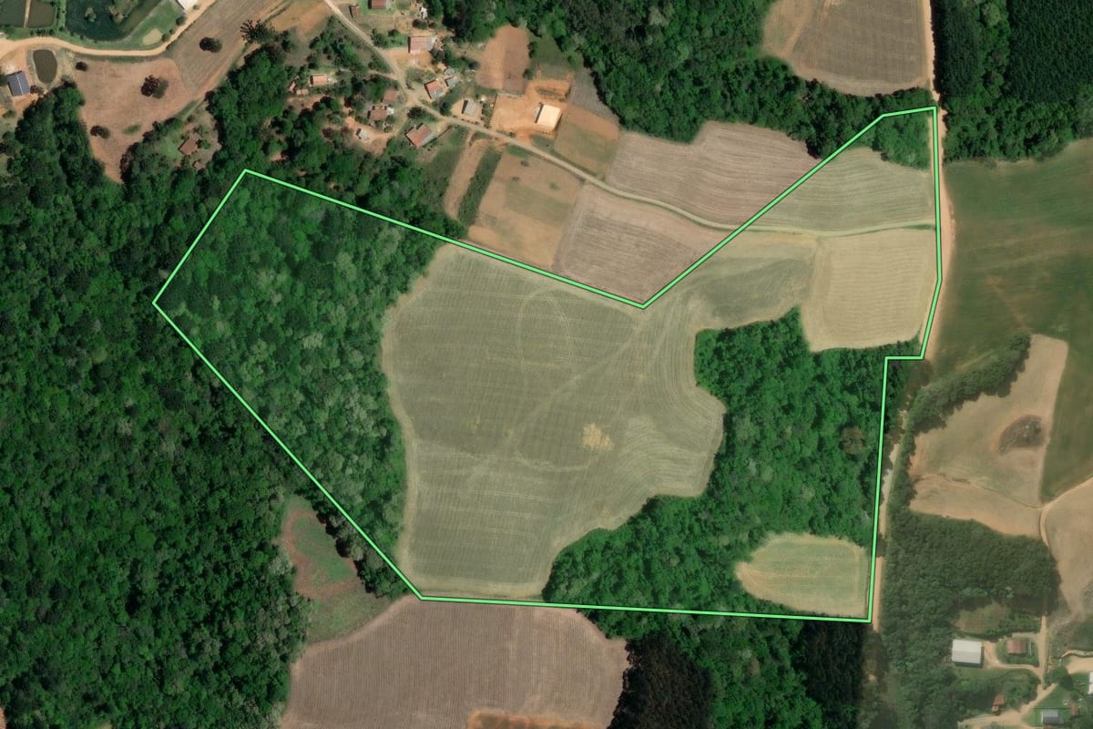 Imagem de satélite do imóvel rural em Quitandinha (PR), com o contorno declarado no CAR desenhado por cima.
