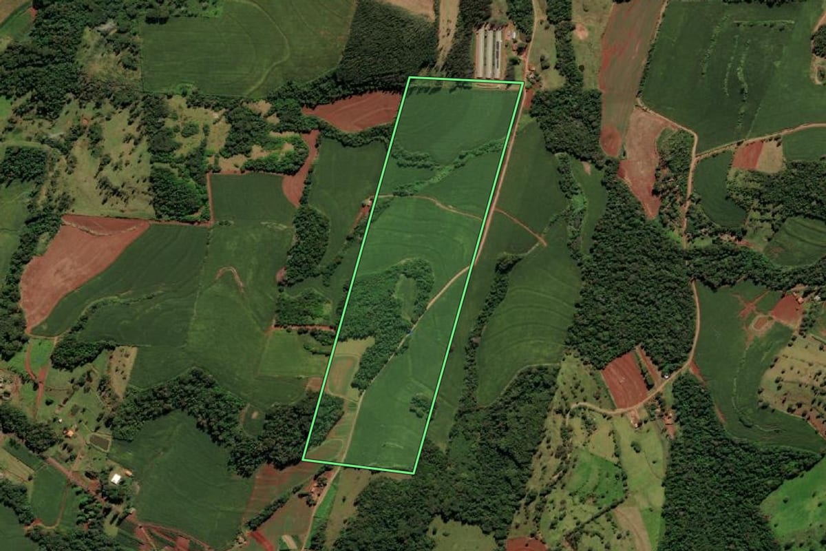 Imagem de satélite do imóvel rural em Ramilândia (PR), com o contorno declarado no CAR desenhado por cima.