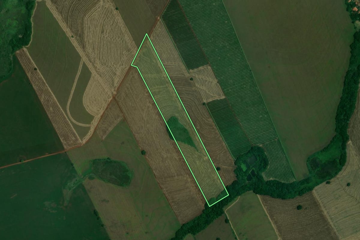 Imagem de satélite do imóvel rural em Rancho Alegre (PR), com o contorno declarado no CAR desenhado por cima.