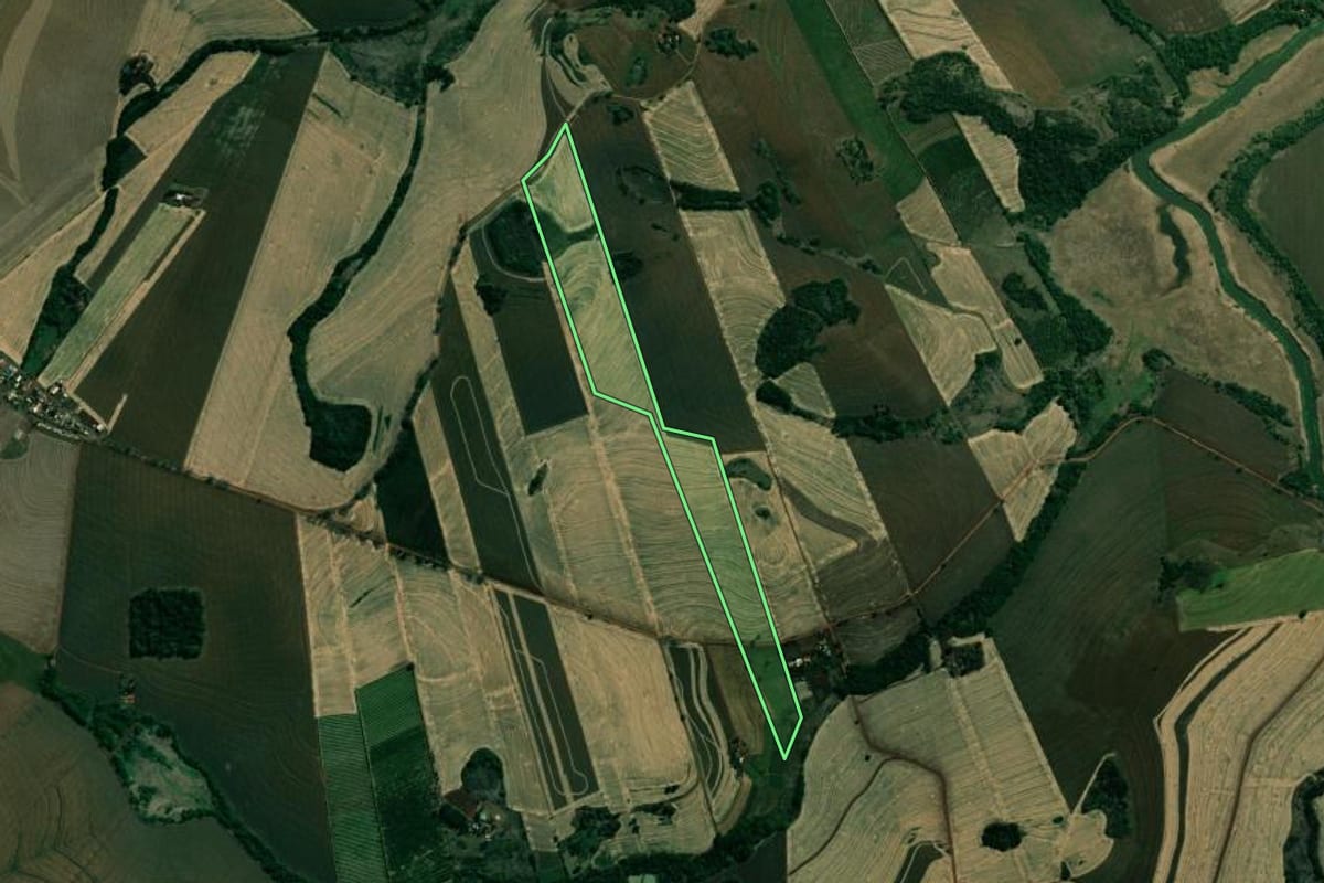 Imagem de satélite do imóvel rural em Rancho Alegre (PR), com o contorno declarado no CAR desenhado por cima.