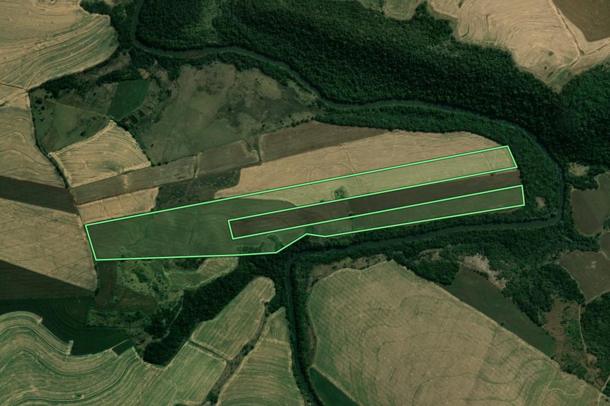 Imagem de satélite do imóvel rural em Rancho Alegre (PR), com o contorno declarado no CAR desenhado por cima.