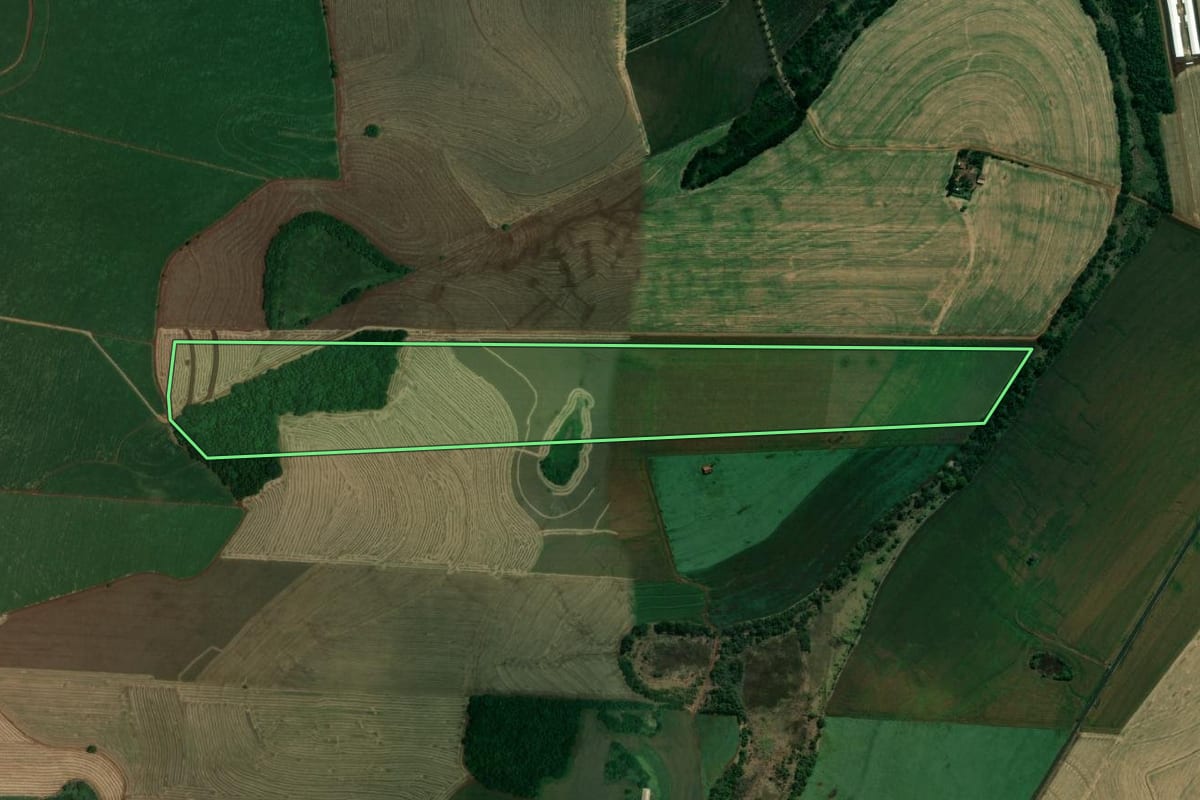 Imagem de satélite do imóvel rural em Rancho Alegre (PR), com o contorno declarado no CAR desenhado por cima.