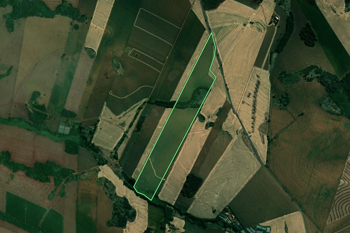 Imagem de satélite do imóvel rural em Rancho Alegre (PR), com o contorno declarado no CAR desenhado por cima.