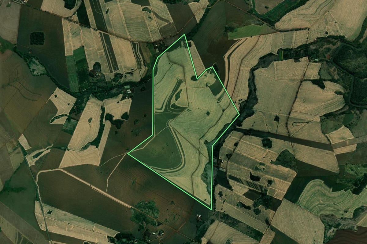 Imagem de satélite do imóvel rural em Rancho Alegre (PR), com o contorno declarado no CAR desenhado por cima.