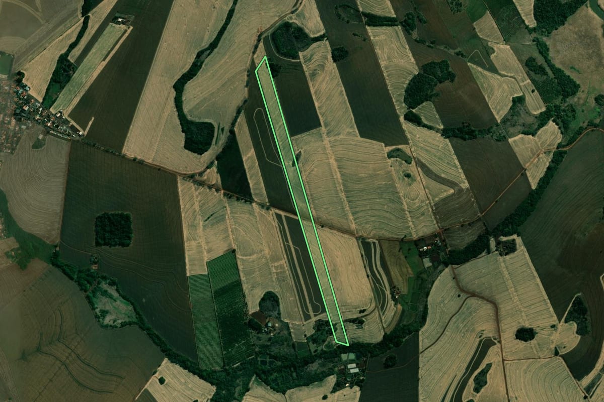 Imagem de satélite do imóvel rural em Rancho Alegre (PR), com o contorno declarado no CAR desenhado por cima.