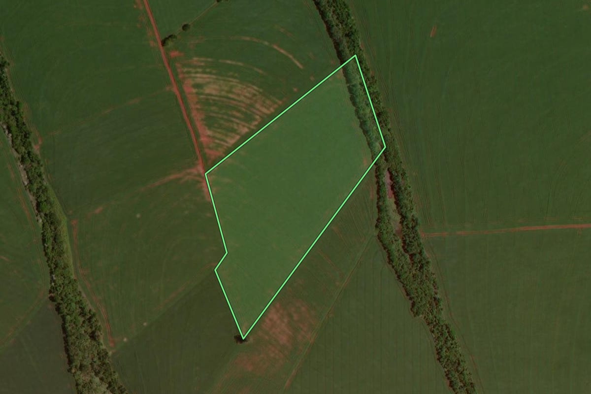 Imagem de satélite do imóvel rural em Rancho Alegre D'Oeste (PR), com o contorno declarado no CAR desenhado por cima.
