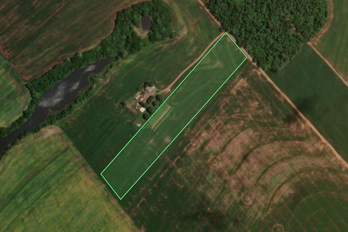 Imagem de satélite do imóvel rural em Rancho Alegre D'Oeste (PR), com o contorno declarado no CAR desenhado por cima.