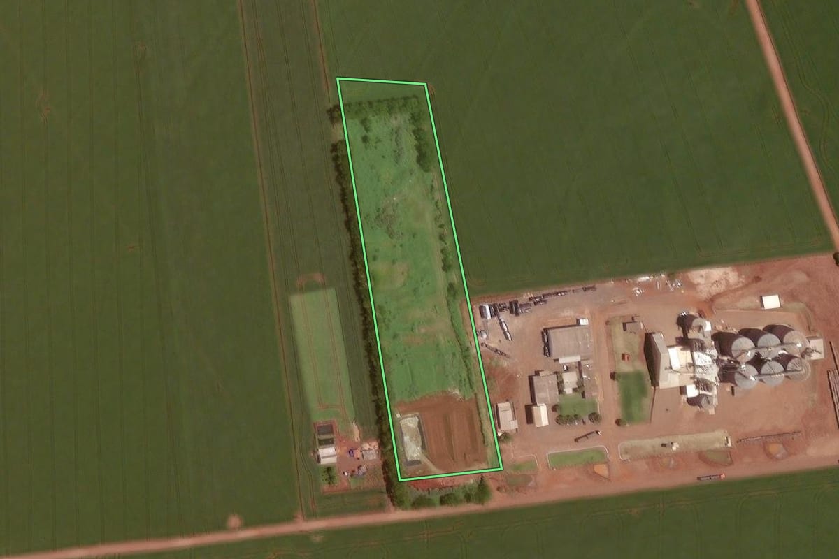 Imagem de satélite do imóvel rural em Rancho Alegre D'Oeste (PR), com o contorno declarado no CAR desenhado por cima.