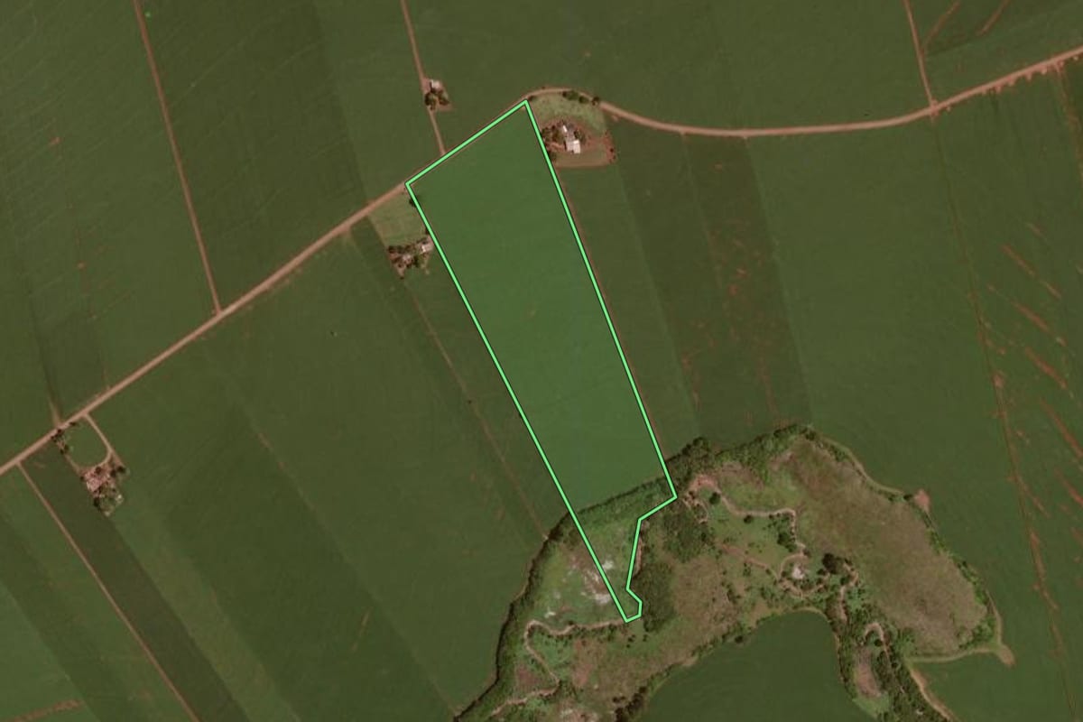 Imagem de satélite do imóvel rural em Rancho Alegre D'Oeste (PR), com o contorno declarado no CAR desenhado por cima.