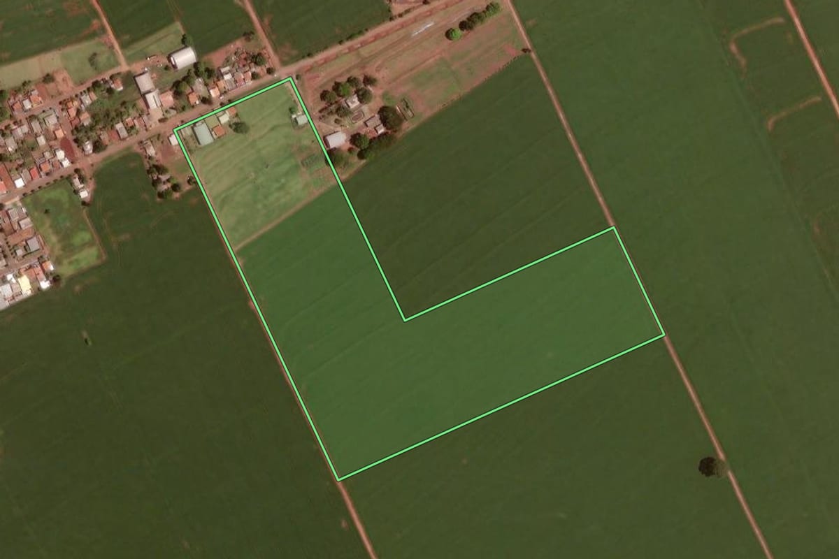 Imagem de satélite do imóvel rural em Rancho Alegre D'Oeste (PR), com o contorno declarado no CAR desenhado por cima.