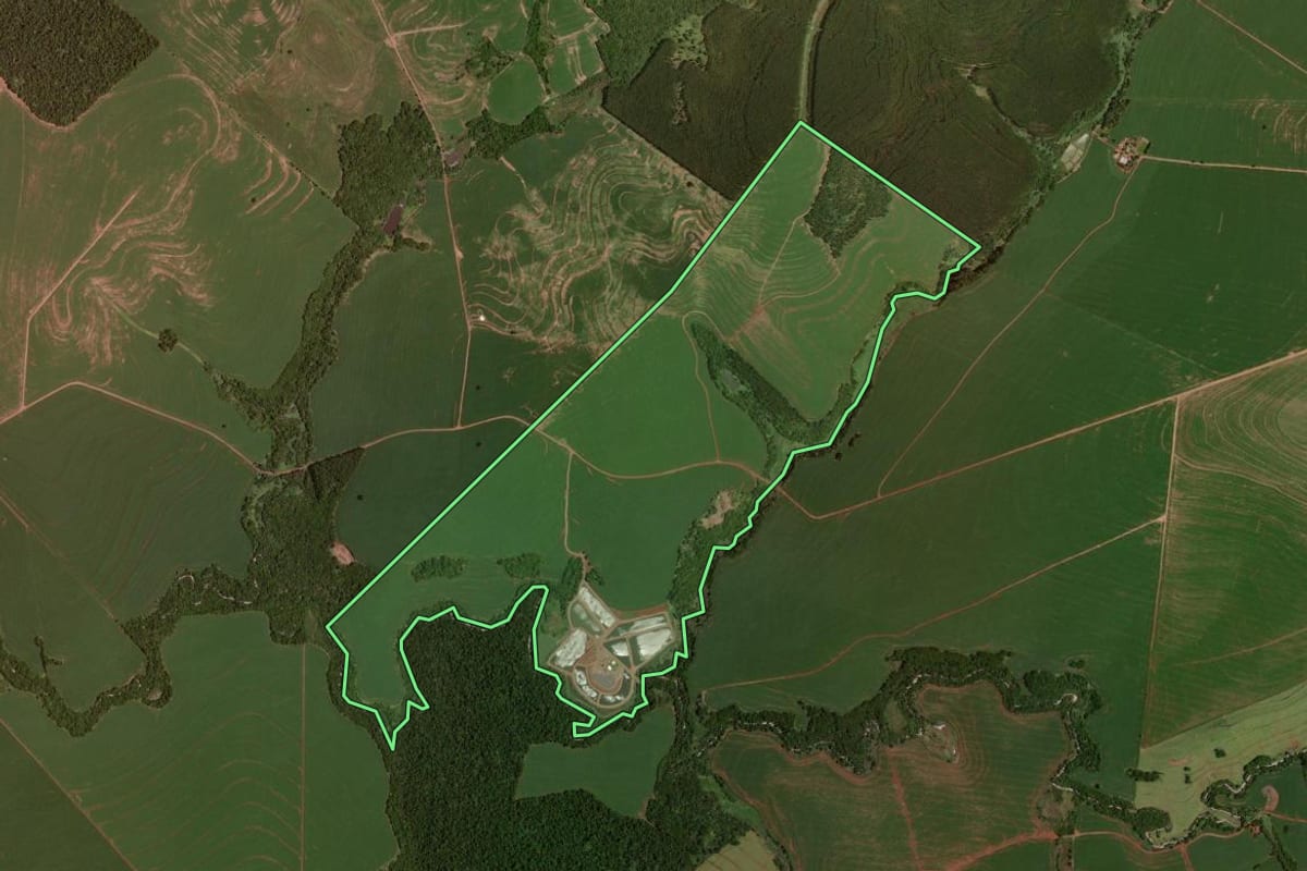 Imagem de satélite do imóvel rural em Rancho Alegre D'Oeste (PR), com o contorno declarado no CAR desenhado por cima.