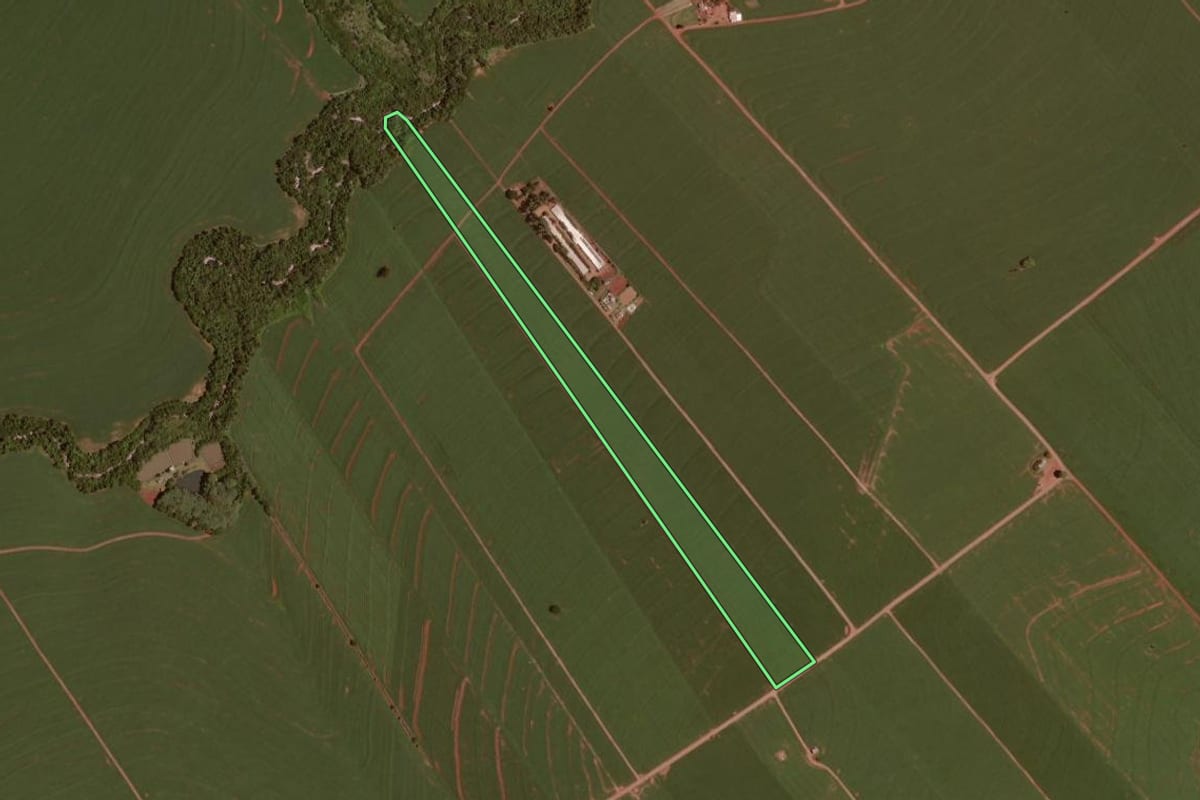 Imagem de satélite do imóvel rural em Rancho Alegre D'Oeste (PR), com o contorno declarado no CAR desenhado por cima.
