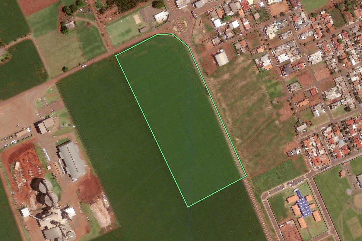 Imagem de satélite do imóvel rural em Rancho Alegre D'Oeste (PR), com o contorno declarado no CAR desenhado por cima.
