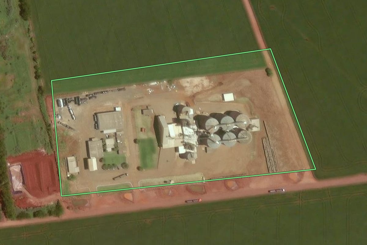 Imagem de satélite do imóvel rural em Rancho Alegre D'Oeste (PR), com o contorno declarado no CAR desenhado por cima.