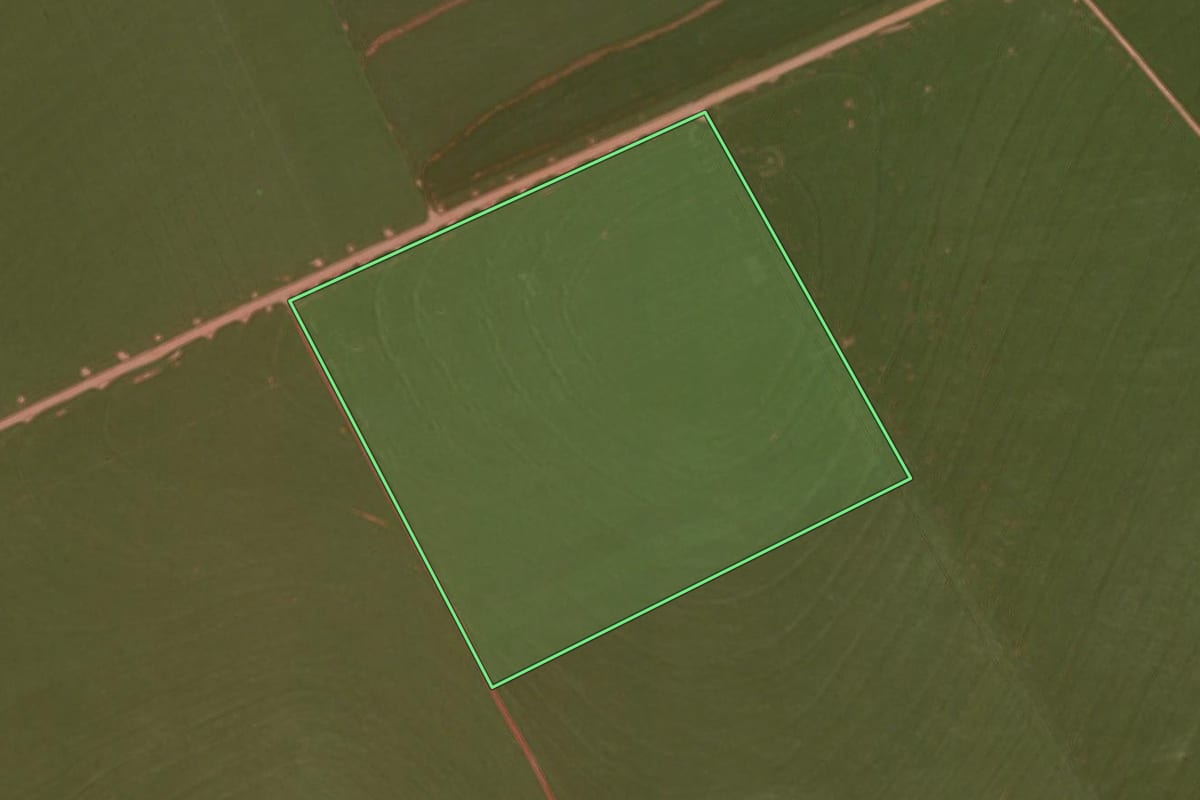 Imagem de satélite do imóvel rural em Rancho Alegre D'Oeste (PR), com o contorno declarado no CAR desenhado por cima.