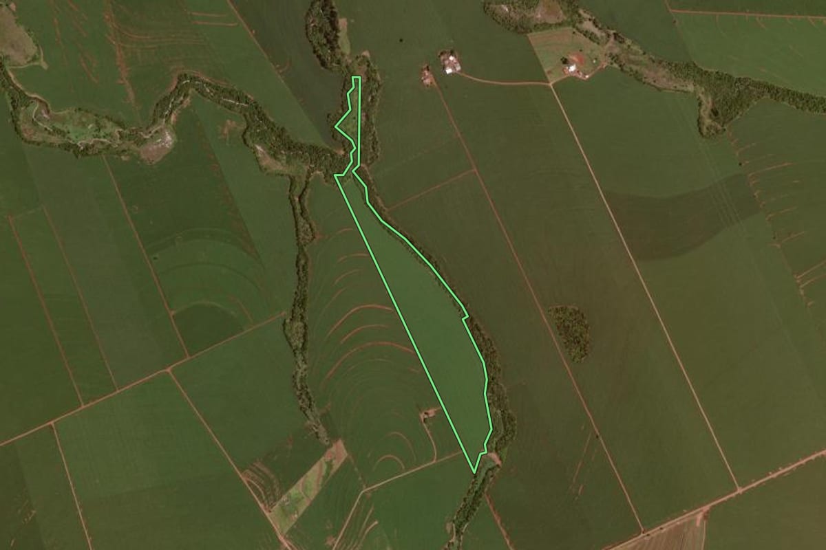 Imagem de satélite do imóvel rural em Rancho Alegre D'Oeste (PR), com o contorno declarado no CAR desenhado por cima.