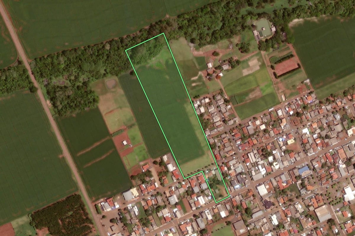 Imagem de satélite do imóvel rural em Rancho Alegre D'Oeste (PR), com o contorno declarado no CAR desenhado por cima.