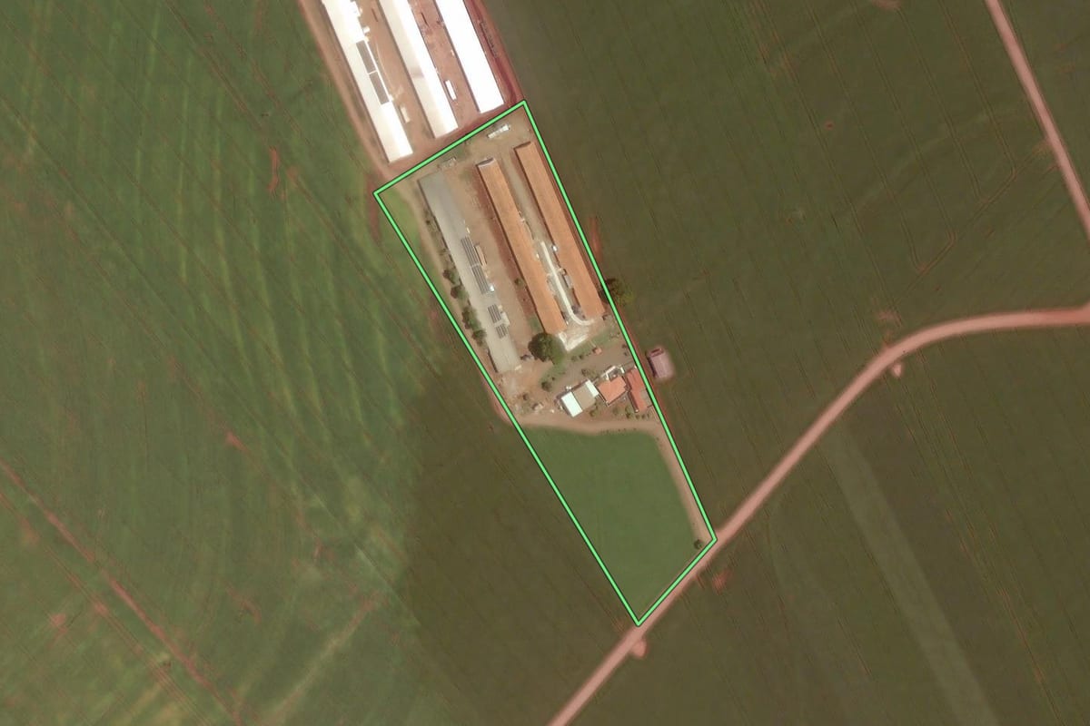 Imagem de satélite do imóvel rural em Rancho Alegre D'Oeste (PR), com o contorno declarado no CAR desenhado por cima.