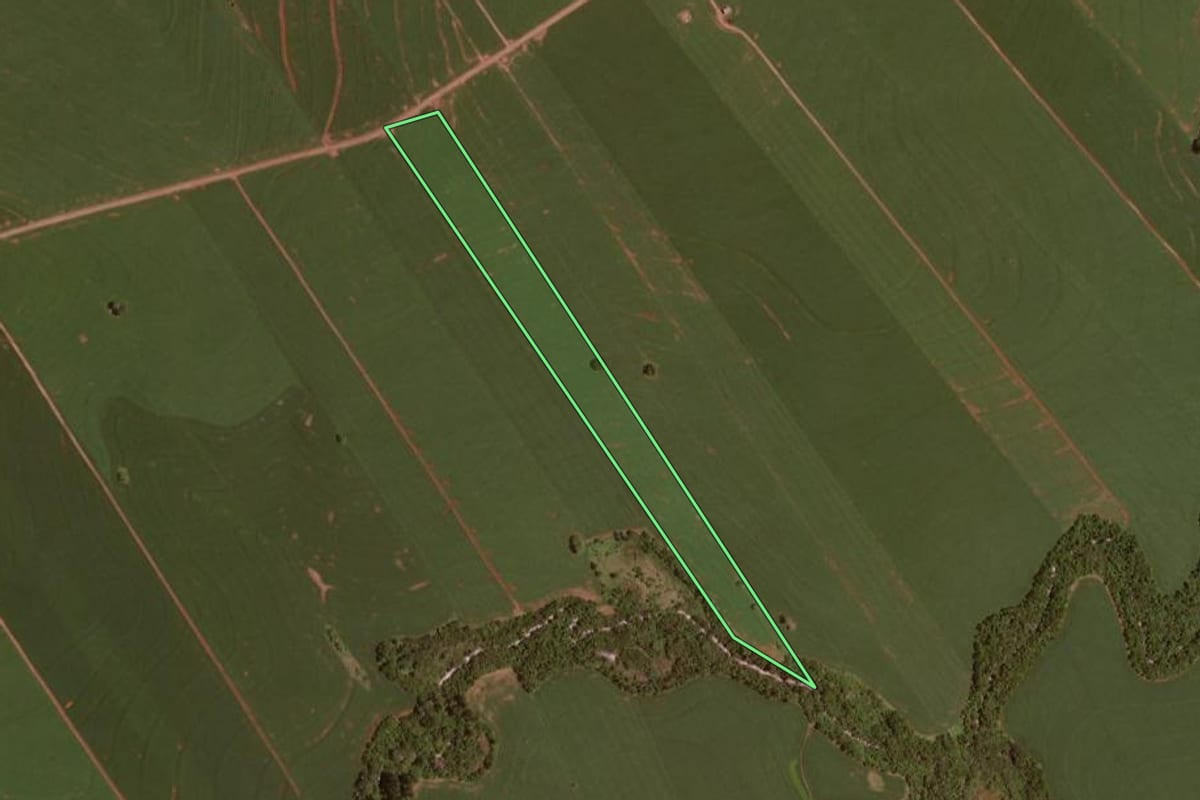 Imagem de satélite do imóvel rural em Rancho Alegre D'Oeste (PR), com o contorno declarado no CAR desenhado por cima.