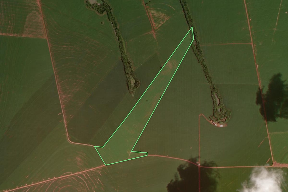 Imagem de satélite do imóvel rural em Rancho Alegre D'Oeste (PR), com o contorno declarado no CAR desenhado por cima.