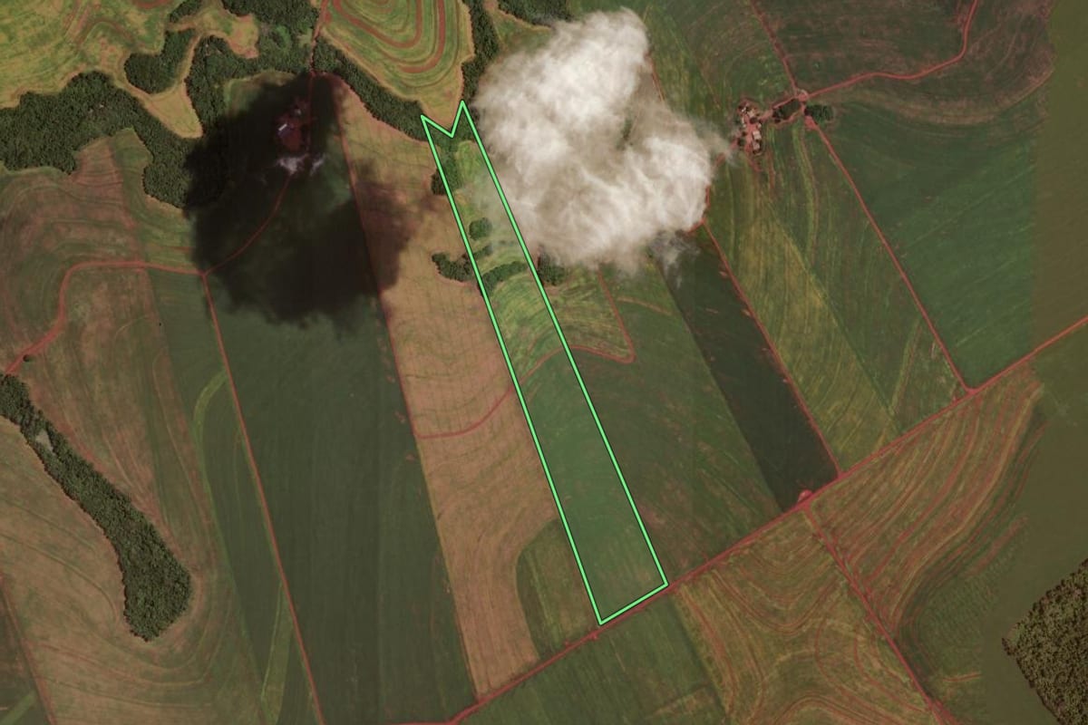 Imagem de satélite do imóvel rural em Rancho Alegre D'Oeste (PR), com o contorno declarado no CAR desenhado por cima.