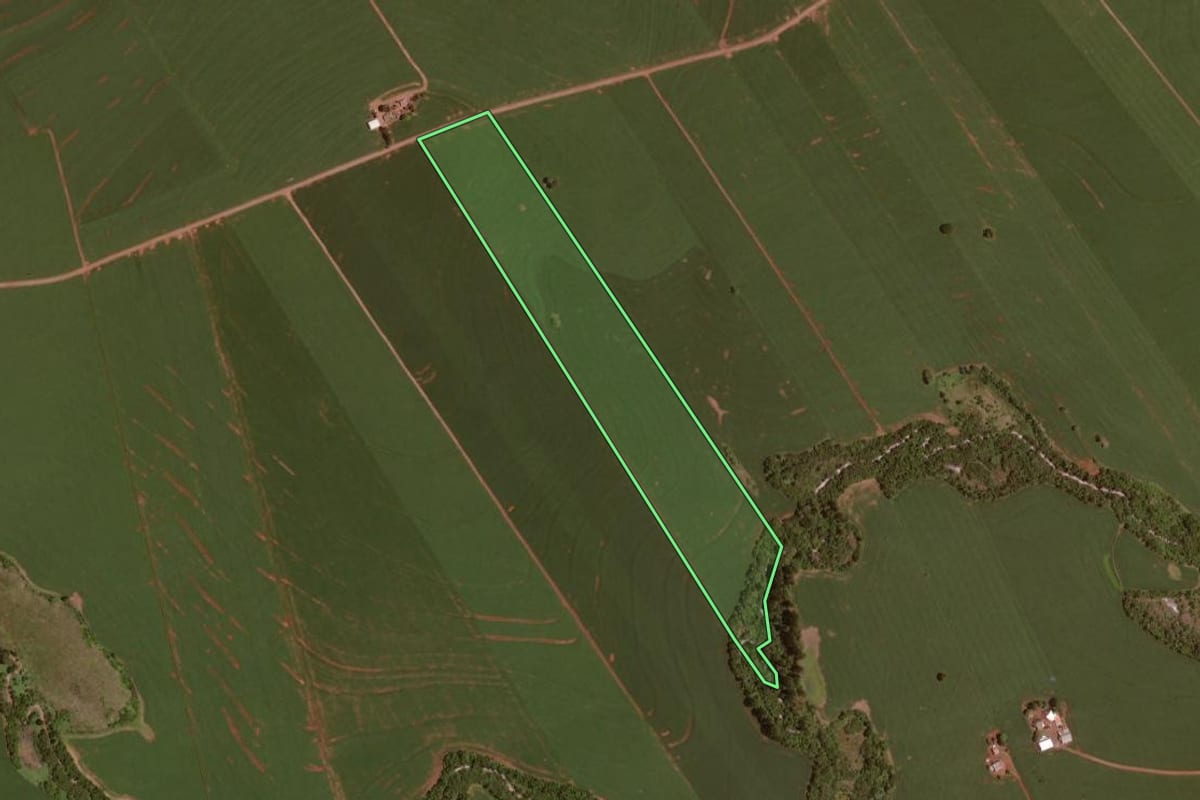 Imagem de satélite do imóvel rural em Rancho Alegre D'Oeste (PR), com o contorno declarado no CAR desenhado por cima.