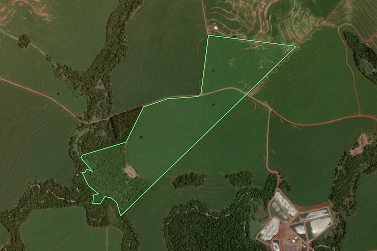 Imagem de satélite do imóvel rural em Rancho Alegre D'Oeste (PR), com o contorno declarado no CAR desenhado por cima.