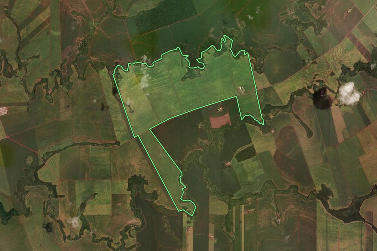 Imagem de satélite do imóvel rural em Rancho Alegre D'Oeste (PR), com o contorno declarado no CAR desenhado por cima.