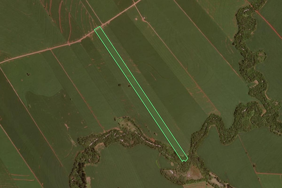 Imagem de satélite do imóvel rural em Rancho Alegre D'Oeste (PR), com o contorno declarado no CAR desenhado por cima.