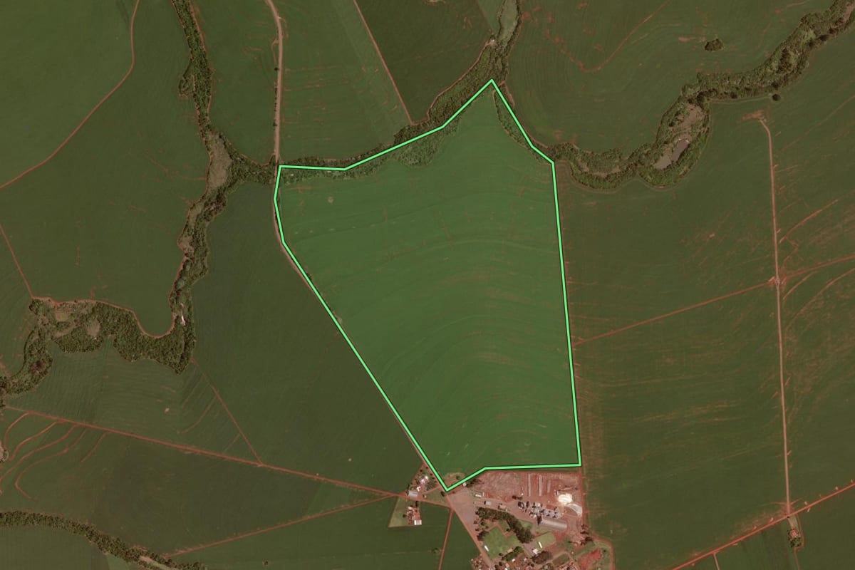 Imagem de satélite do imóvel rural em Rancho Alegre D'Oeste (PR), com o contorno declarado no CAR desenhado por cima.