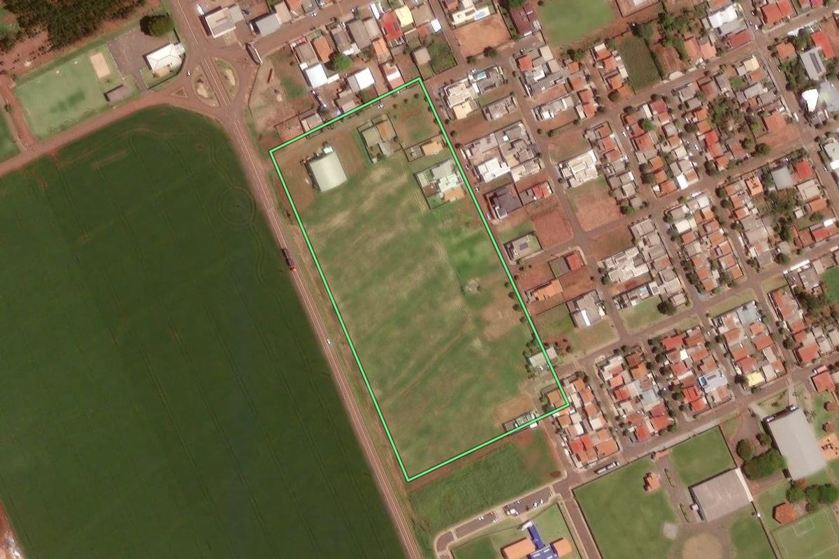 Imagem de satélite do imóvel rural em Rancho Alegre D'Oeste (PR), com o contorno declarado no CAR desenhado por cima.