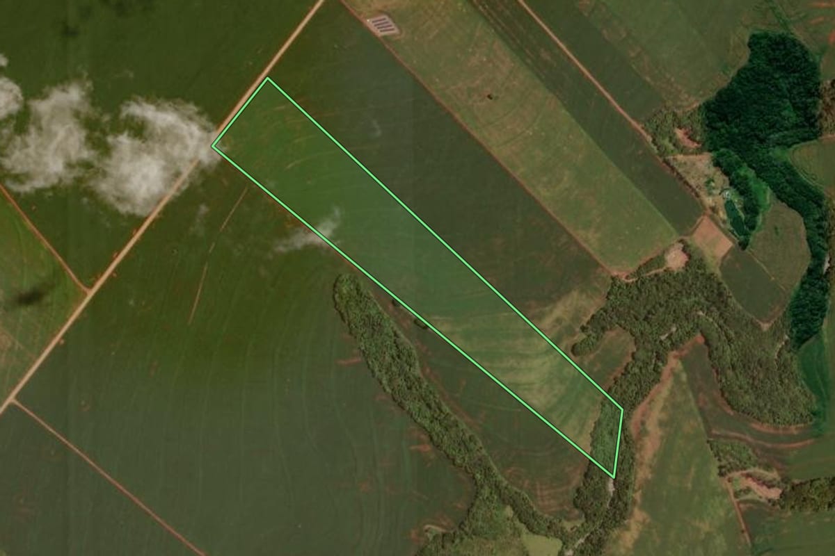 Imagem de satélite do imóvel rural em Rancho Alegre D'Oeste (PR), com o contorno declarado no CAR desenhado por cima.