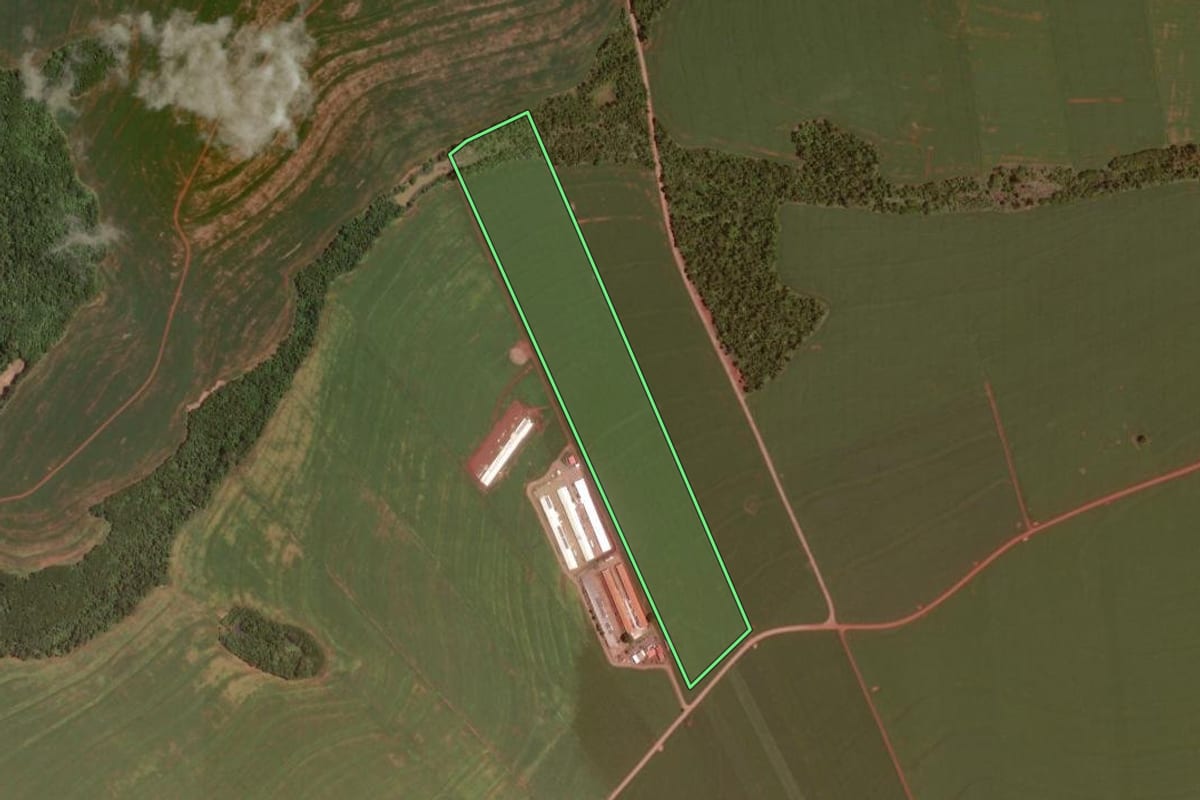 Imagem de satélite do imóvel rural em Rancho Alegre D'Oeste (PR), com o contorno declarado no CAR desenhado por cima.