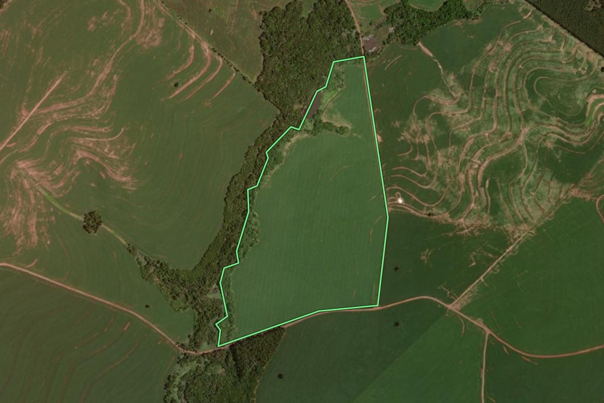 Imagem de satélite do imóvel rural em Rancho Alegre D'Oeste (PR), com o contorno declarado no CAR desenhado por cima.